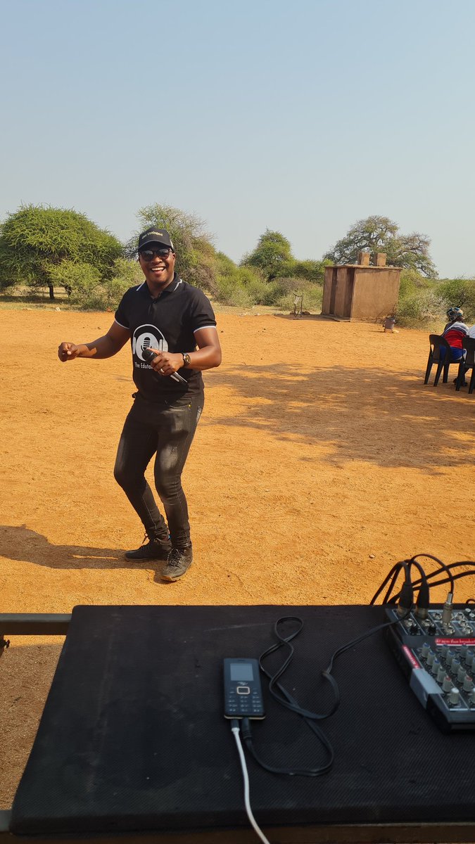 LloydMungoni's tweet photo. DAY 5 : 15/05/2022
Targeted Places:Tshinavhazwini, Malala Village 
Risk Communication and Community Engagement (RCCE).    
#YourMessenger #HumanitarianWork #YourMC 
"Its More Than Broadcasting Live"
The Edutainer OnSet🎙 https://t.co/hOGcO5lMVX