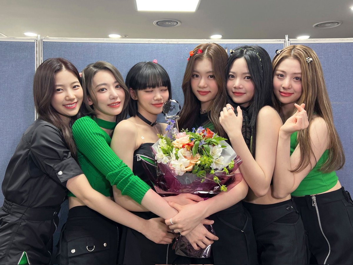 LE_SSERAFIMFL's tweet photo. 오늘의르세라핌
 @ 뮤직뱅크

💖짱세라핌 1위💖
앞으로도 함께해 주실 거죠? https://t.co/LNADhuKOp7