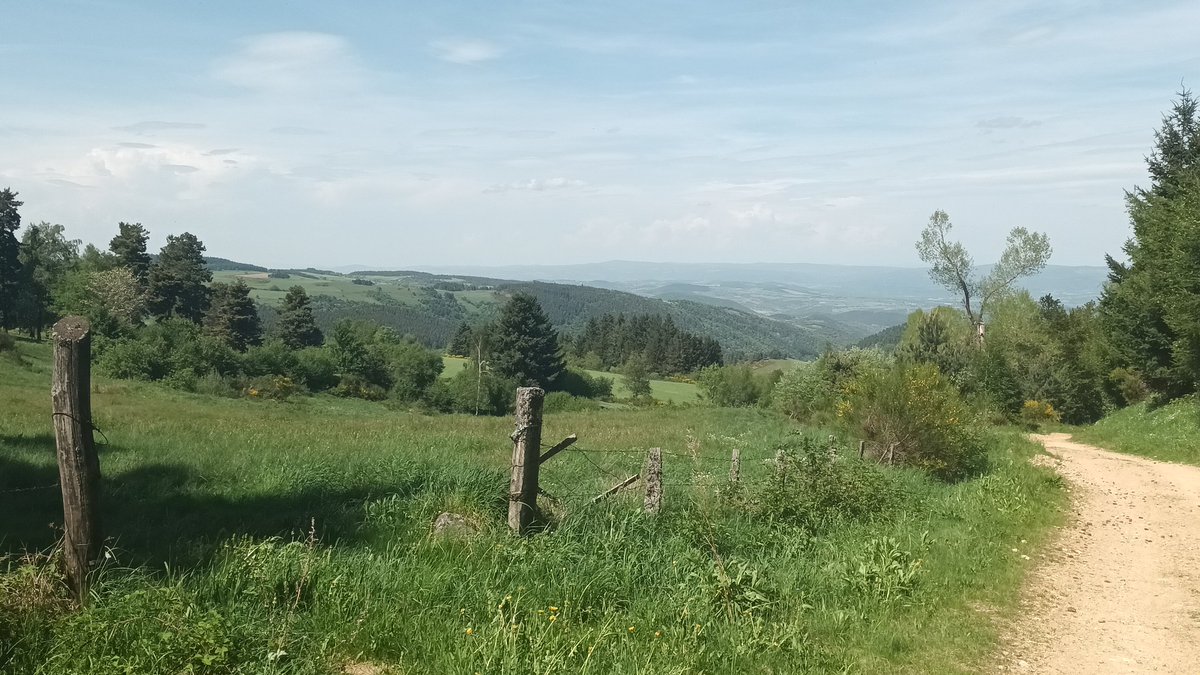 R_Hugon_43's tweet photo. Bonne fin d'après-midi !

#Pinols #Margeride #Paysage 🤩 https://t.co/P6UkkUiwo6