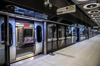 MetropolitanLi6's tweet photo. Pictures of the new elizabeth line crossrail stations and train https://t.co/c2PxE5BpNo