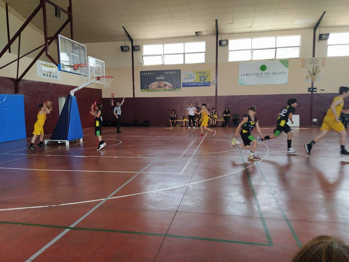 Front1989EBC's tweet photo. Presents a la pista del @ADSantaMonica per animar el #MiniNegre.
#FRONT1989
#123Esporles #negreigroc #verdhistoric #nohaymasconos https://t.co/0yf2ZjNBrC