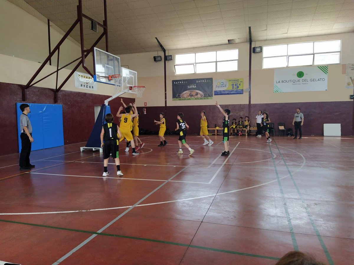 Front1989EBC's tweet photo. Presents a la pista del @ADSantaMonica per animar el #MiniNegre.
#FRONT1989
#123Esporles #negreigroc #verdhistoric #nohaymasconos https://t.co/0yf2ZjNBrC