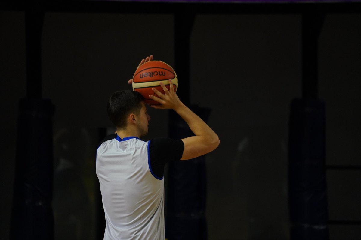 BasquetBocaJrs's tweet photo. ¡Llegó el día! ✊

Sesión de tiro en el estadio Ciudad. Hoy desde la 21:00 horas, comienzan las semifinales con Quimsa. 🗑️🏀

#VamosBoca 🟦🟨🟦
#PlayOffsLaLiga https://t.co/nRzUA86Dch