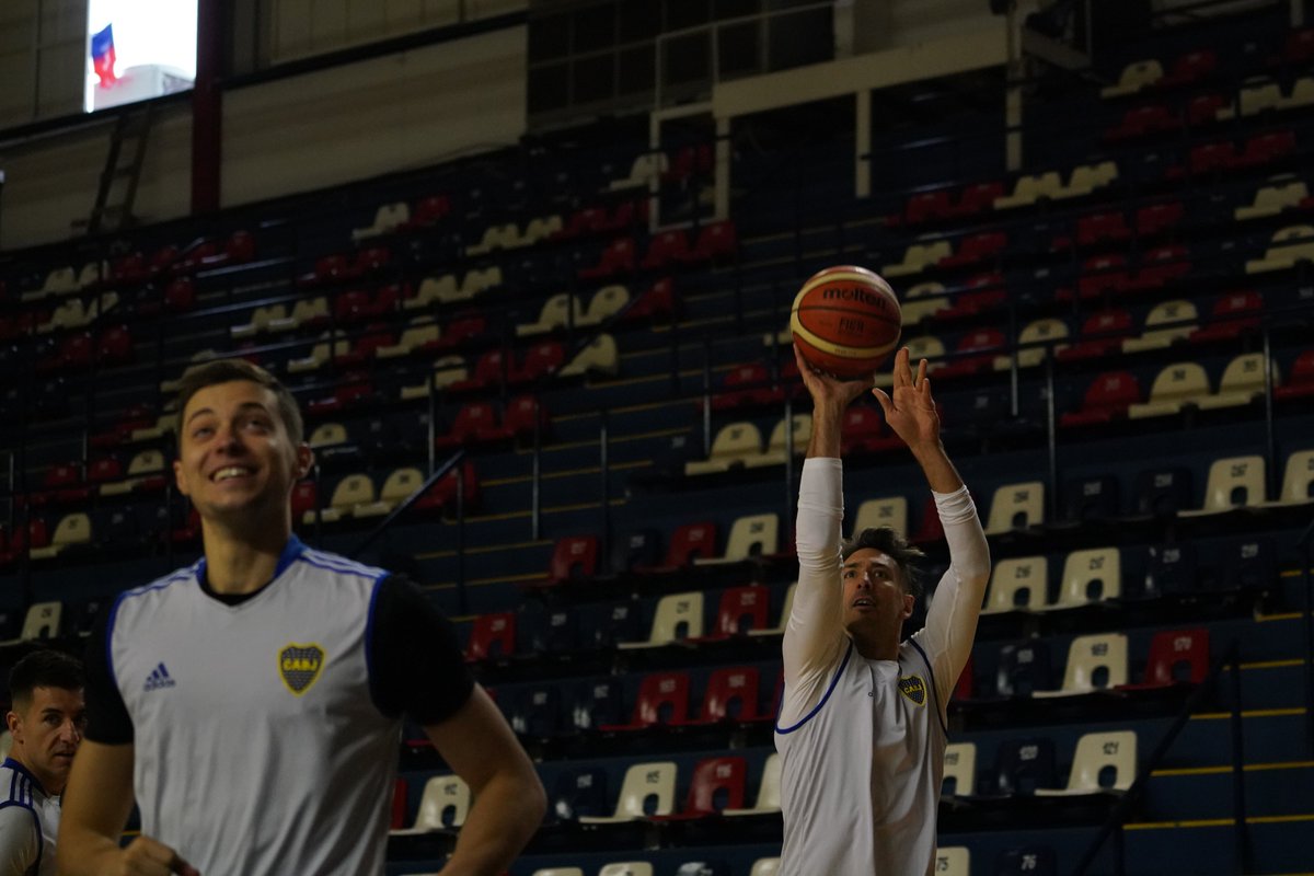 BasquetBocaJrs's tweet photo. ¡Llegó el día! ✊

Sesión de tiro en el estadio Ciudad. Hoy desde la 21:00 horas, comienzan las semifinales con Quimsa. 🗑️🏀

#VamosBoca 🟦🟨🟦
#PlayOffsLaLiga https://t.co/nRzUA86Dch