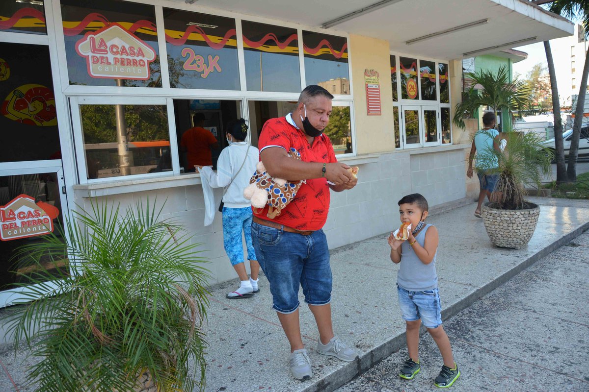 CubaenFotos's tweet photo. Para los que han comido "Pan con Perro" frente a la heladería Coppelia en La Habana, #Cuba 
Más en https://t.co/ZPsMsa2Zun https://t.co/vj5YxItiXP