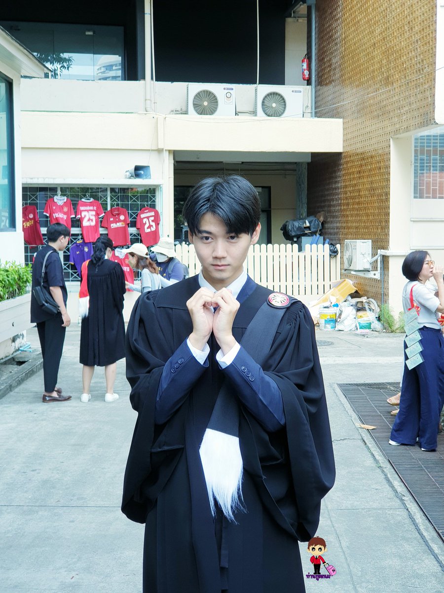Taantoothname's tweet photo. #FlukePusitGraduated #FlukePusit @capitalfluke
@UltimateFluke https://t.co/3Ozy5N6h3Y