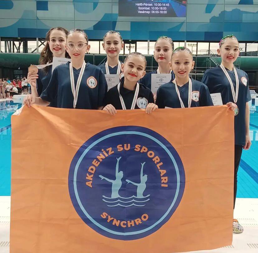 EfzaCarikli's tweet photo. @KucukkayaIsmail #TemizVeÖzgür macerista mücadele eden Akdeniz su sporları kulübü senkronize yüzücülerimiz 2 altın 7 bronz madalya alarak Türkiye’yi temsil ettiler. Turnuva boyunca ülkemizin kızlarının nasıl Temiz ve Özgür olduğunu kanıtladılar. Bravo kızlar https://t.co/oSygIYfzSL