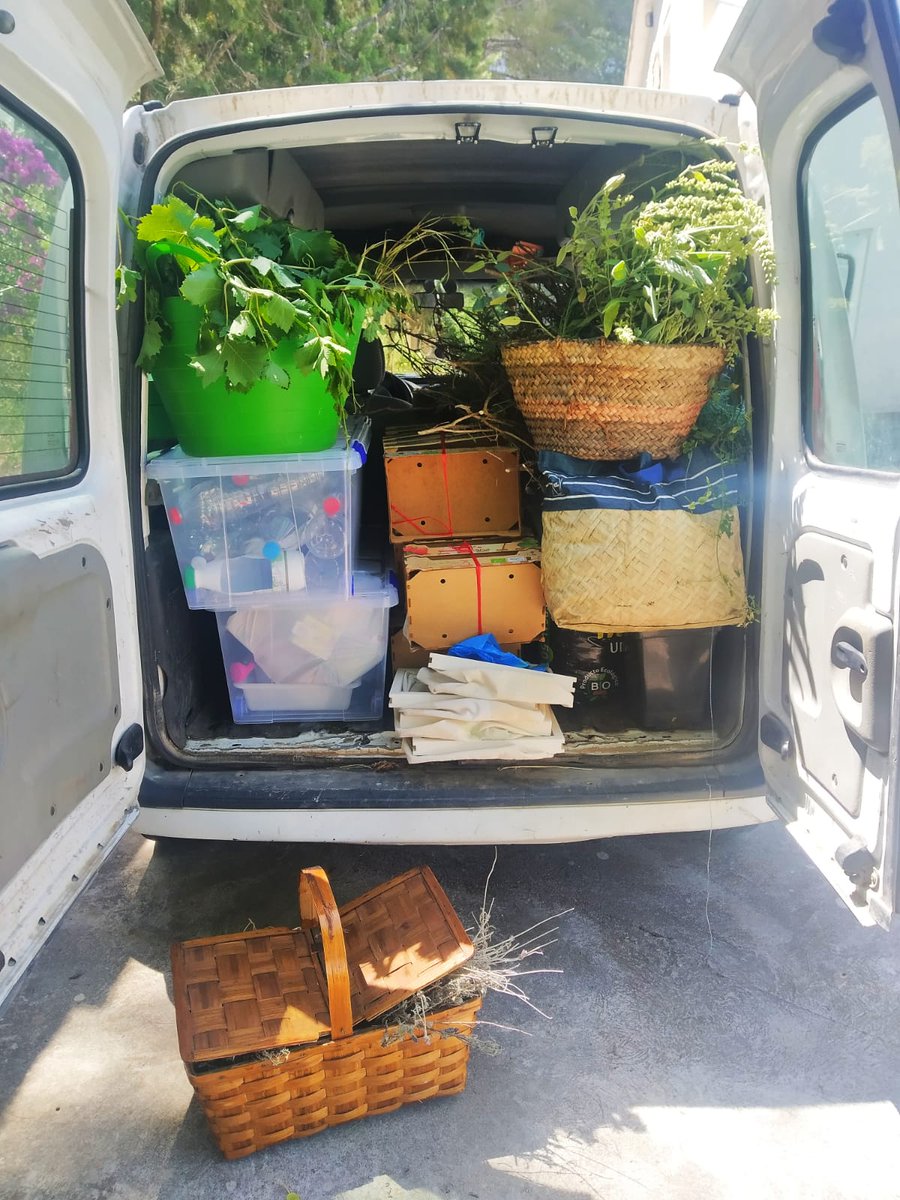 Així de carregades hem anat aquest cap de setmana a la festa de la ciència i Flors al mercat! <a href="/BCNCiencia/">BCNCiència</a> <a href="/florsalmercat/">Flors al Mercat</a>