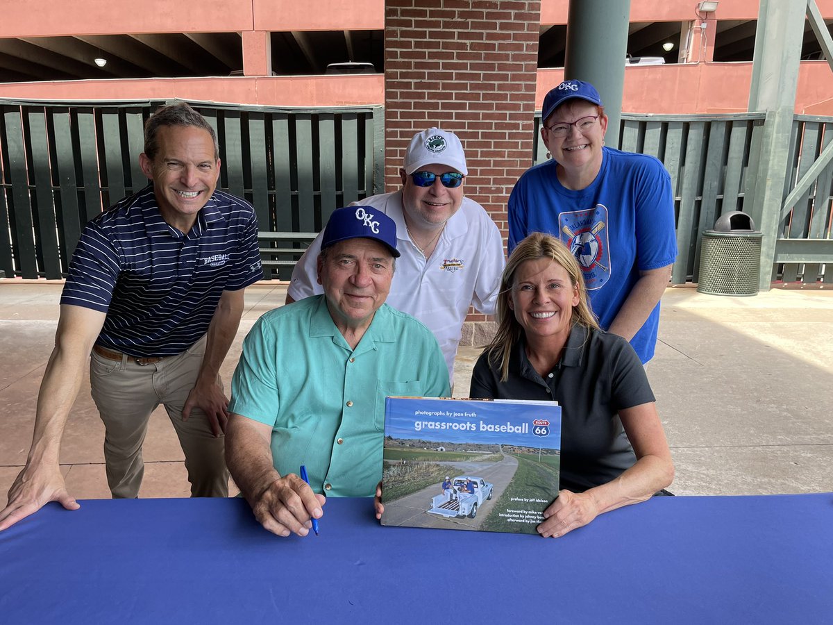 PlayByPlayGuy1's tweet image. Great to have @JohnnyBench_5 back in Oklahoma today along with @jeanfruth and @Jeff_Idelson to promote their @GrassrootsBB book! This is a must have for any baseball fan! @mmmgsmd62