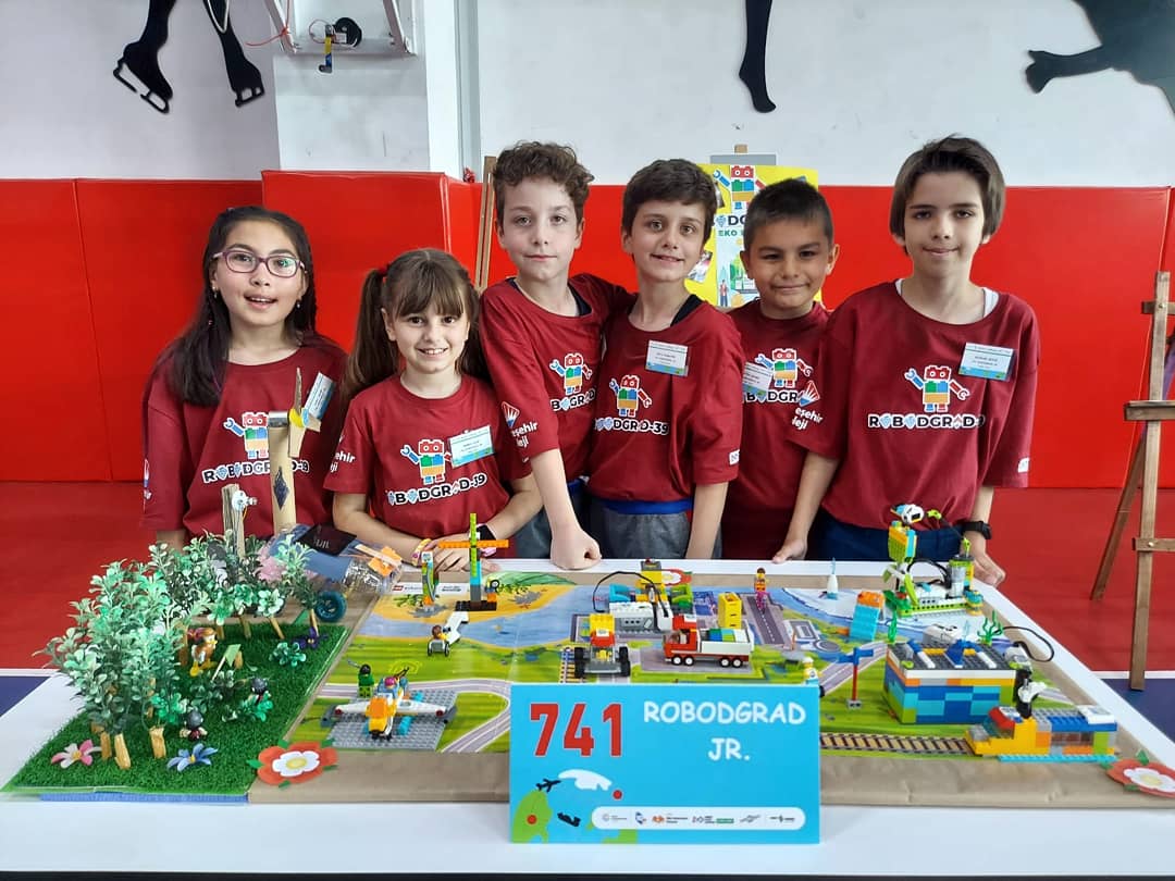 BK_Kirklareli's tweet image. Minik Bilim Kahramanları Buluştu.

FLL Jr. Cargo Connect Fuarında Robotik Takımımız Robodgrad-Jr, tasarım, kodlama ve sunumlarıyla  "Duyarlı Kaşifler Ödülünü" aldı. Takım öğrencilerimizi ve emeği geçen öğretmenimizi tebrik ederiz. 🏆🏅

#BKCoding
#bahçeşehirkolejikodluyor