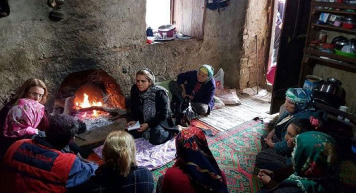 spes006's tweet image. isten kararmış bir gaz lambası… Memleketi ampul yönetiyor ama, bu ev gaz lambasıyla yaşıyor.

Zeliha'nın evi burası.

Tarikat yurdunda diri diri yanarak can veren çaresiz kız çocuklarımızdan, 12 yaşındaki Zeliha'nın evi. #YeniBaşlıyoruz