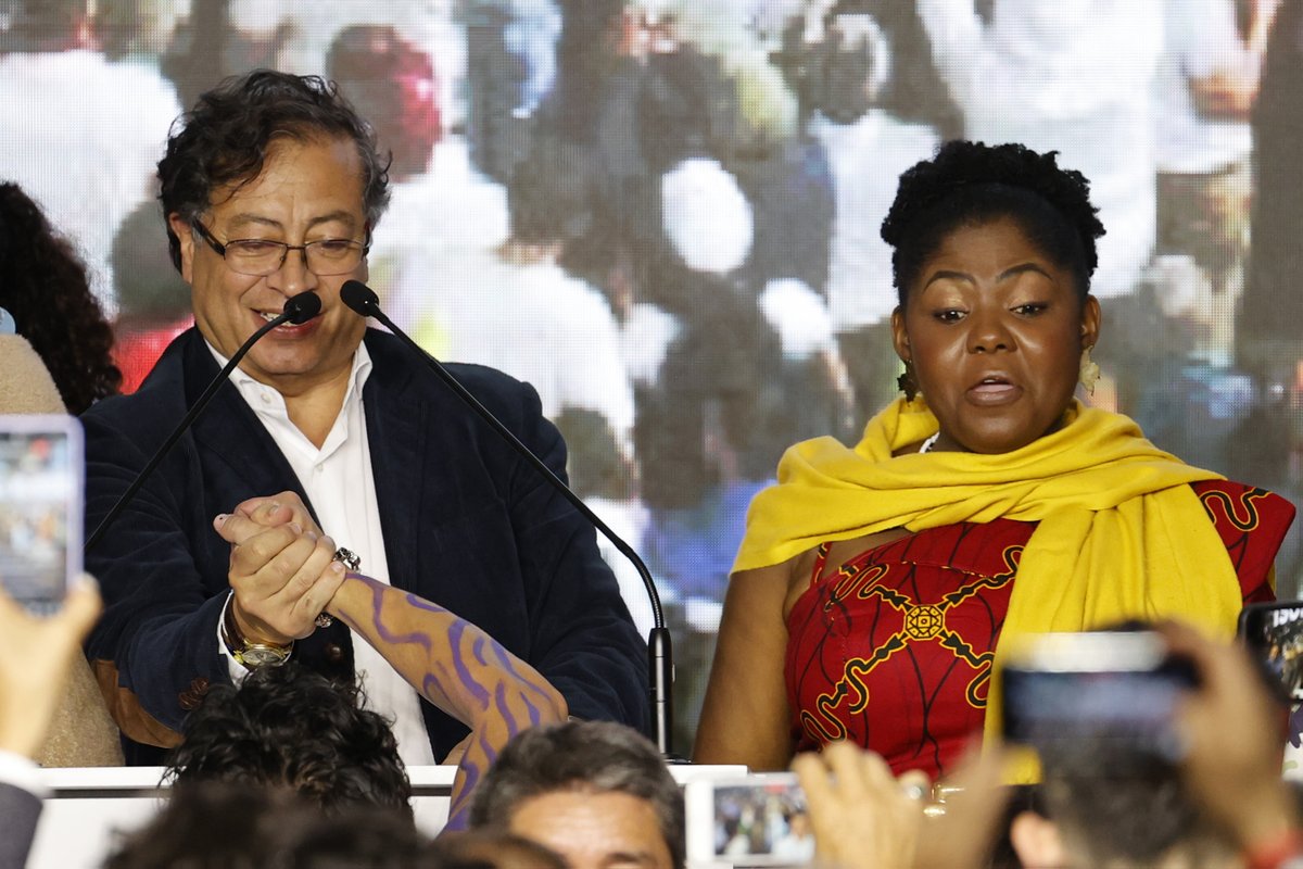 elespectador's tweet photo. En medio de su discurso Petro se refirió varias veces a Rodolfo Hernández, quien será su contendor en segunda vuelta: “La corrupción no se combate con frases de Tik Tok. Mi contradictor está imputado por corrupción. ¿Eso es lo que queremos?". https://t.co/SbmXOLc9dR https://t.co/PLj3PGfclX