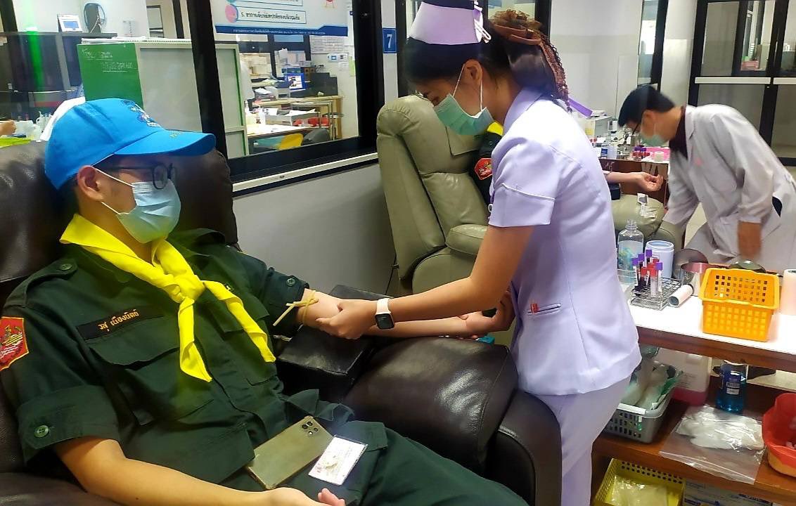 311Ict's tweet photo. นศท. จิตอาสาพระราชทานโรงเรียนศรีสวัสดิ์วิทยาคาร ร่วมบริจาคโลหิต เพื่อเฉลิมพระเกียรติถวายเป็นพระราชกุศลแด่สมเด็จพระนางเจ้าสุทิดา พัชรสุธาพิมลลักษณ พระบรมราชินี เนื่องในโอกาสวันเฉลิมพระชนมพรรษา https://t.co/yhBY9Ap8FN