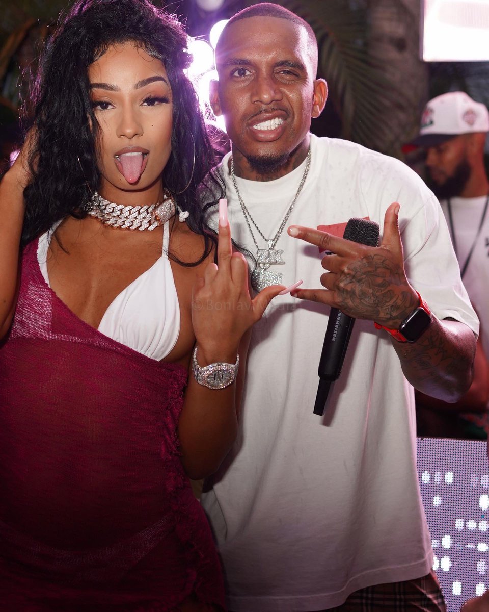 iHateJulian's tweet image. #2KPOOLPARTY with @RubixxRose 

Yesterday. The best pool party in the world