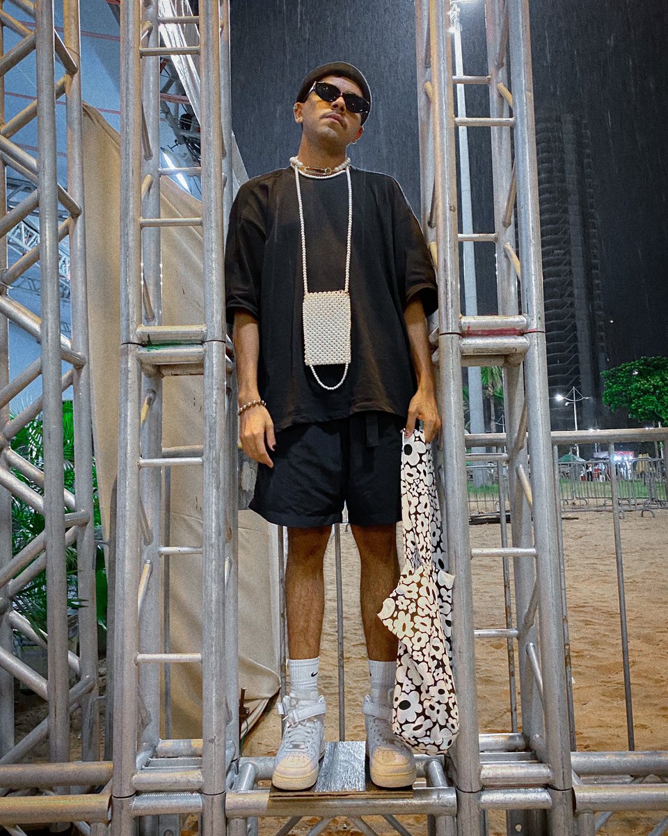 itsigorsaint's tweet photo. Outfit Que usei no primeiro dia de #dfbfestival que é um evento de moda que acontece aqui em Fortal City. Minha inspiração foi a música “Te levar Daqui” do @cbjroficial #styledbysaint #streetwear #OotdStyle https://t.co/UKF7OK9IRT