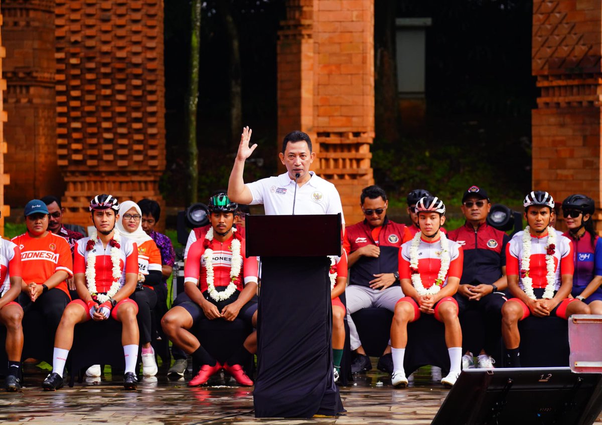 gisellania's tweet photo. Kapolri Fokus Kembangkan Olahraga Sepeda Indonesia dg
Gelar Parade Kemenangan Atlet Sea Games

 @ListyoSigitP 
@DivHumas_Polri https://t.co/LrHQxjffsE
