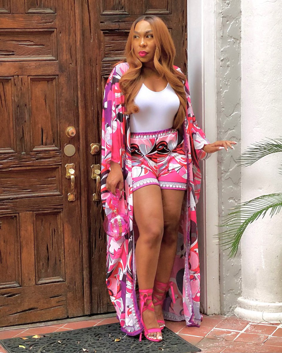 superstyleguide's tweet image. We took it back to the tropics with this one! 

The cardigan is made of a soft chiffon and the shorts are a stretch knit. 

The pieces are one size fit all up to a 2X! The cardigan is oversized but that gives it the drama necessary to give off that rich auntie vibe, 

We assure y