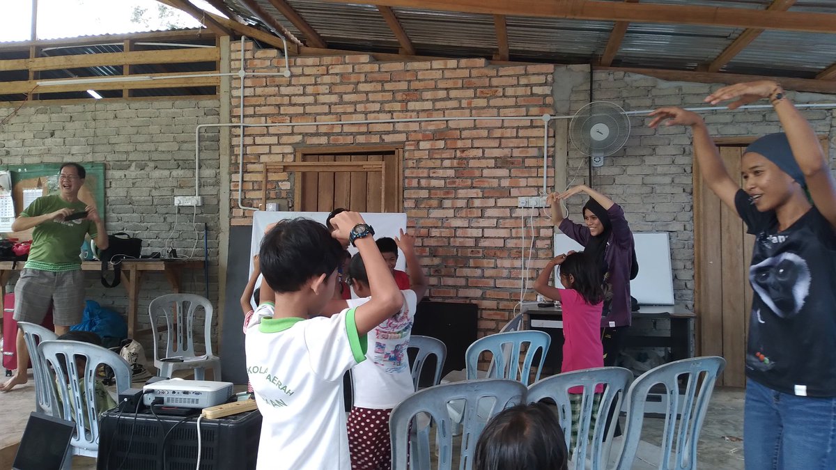 ShaqKoyok's tweet photo. Went to Chini Lake for an art workshop and sharing session with the Jakun indigenous communities together with the Gibbon Conservation Society. Thanks, @teckwyn for organising this event. #tasikchini #pushup4environment #gibbon #ArtistOnTwitter #artworkshop https://t.co/uEkDxCuAxv