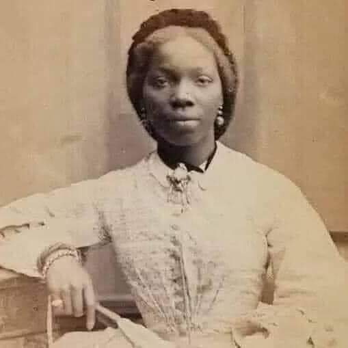 The4fricanDream's tweet photo. Phillis Wheatley, born in #Senegal, was the first #AfricanAmerican #writer to publish a book in the #UnitedStates
At 13, she was already writing poems⤵️
https://t.co/6VlAiq64YR
#WomanPoet
#AfricanWoman
#PhillisWheatley
#WomenAuthors
#AfricanAmericanWriters
#AfricanAmericanWoman https://t.co/B8PhRB058Q