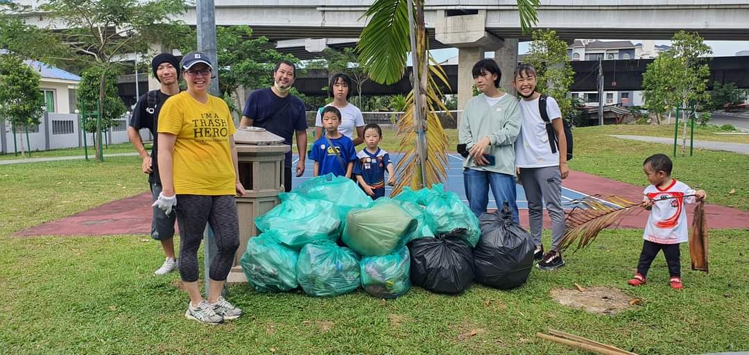 TrashHero's tweet photo. "We do not inherit the earth from our ancestors; we borrowed it from our children."
We need to teach our kids that they can make a difference too.
Pictures of #trashherokids involved in last week's clean ups around Malaysia.
#beachcleanup #coastalcleanup #DoItForOurKids https://t.co/fuVNHePUH4