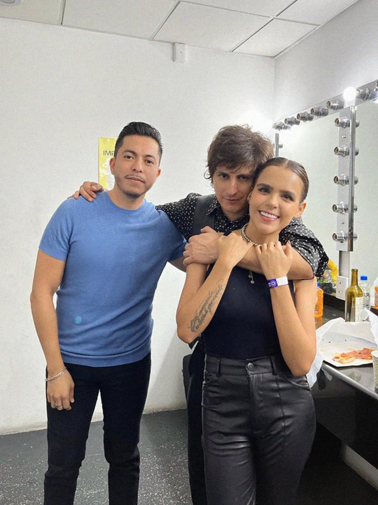 SiddharthaChart's tweet photo. La noche de ayer, un fan pudo pasar a camerinos y conocer a @yuyacst y @IamSiddhartha al terminar el show en Cuernavaca. https://t.co/oQ5GuXQ344