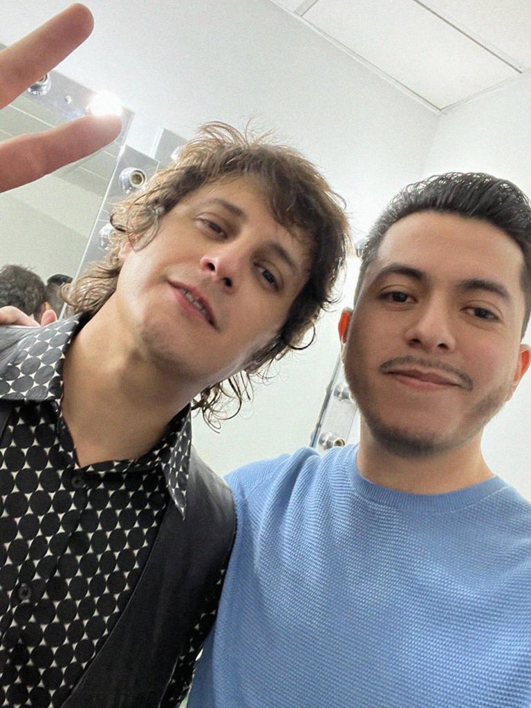 SiddharthaChart's tweet photo. La noche de ayer, un fan pudo pasar a camerinos y conocer a @yuyacst y @IamSiddhartha al terminar el show en Cuernavaca. https://t.co/oQ5GuXQ344
