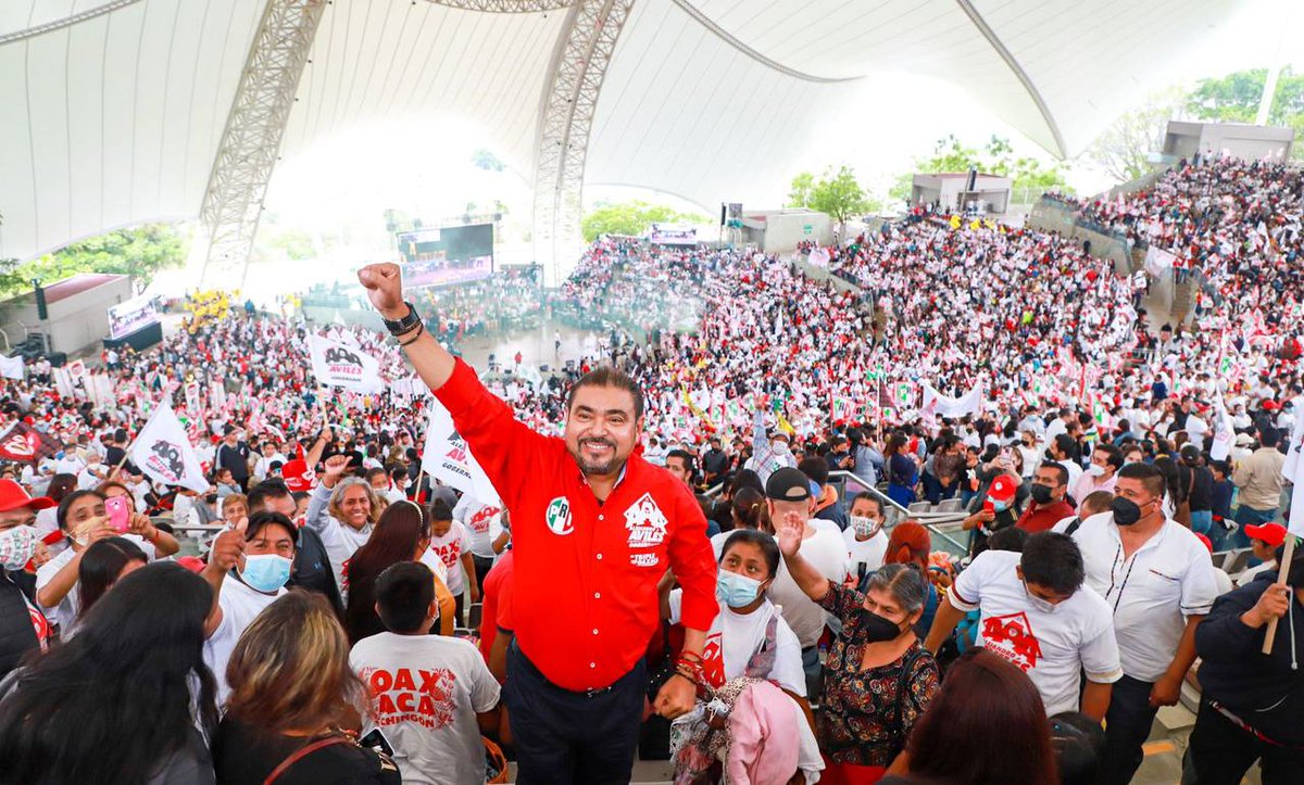 _AvilesAlvarez's tweet photo. ¡Con la fuerza más chingona de las 8 regiones llegamos al gran cierre de campaña! 

Este 5 de junio dejaremos el corazón en las urnas y votaremos por este proyecto que trabajará #AlTriplePorOaxaca. #ElTripleAGobernador https://t.co/CStijI7Wj8