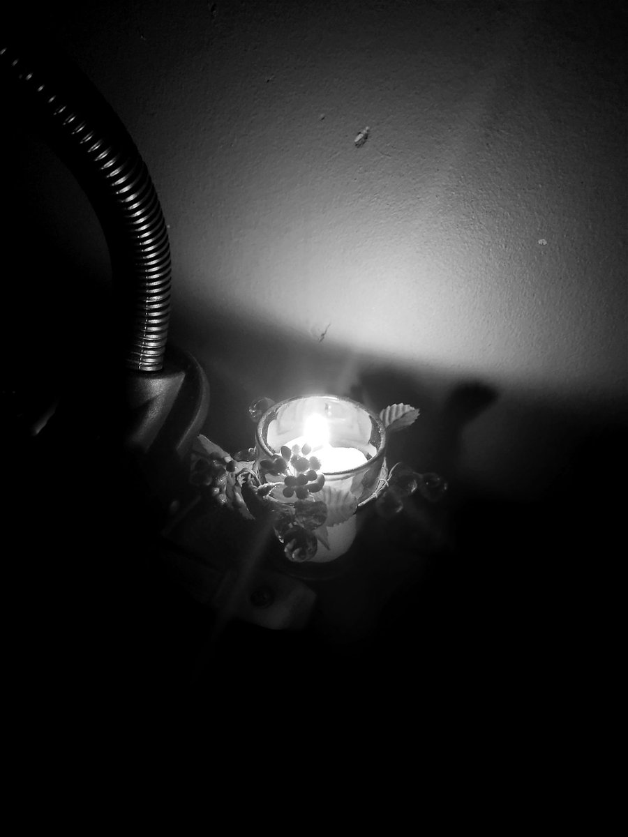 diegostl7's tweet photo. Se cortó la luz...
Pero viene perfecto para escuchar esto 🔥🙌🔥
#SufferingHour https://t.co/pivQKfgGFb