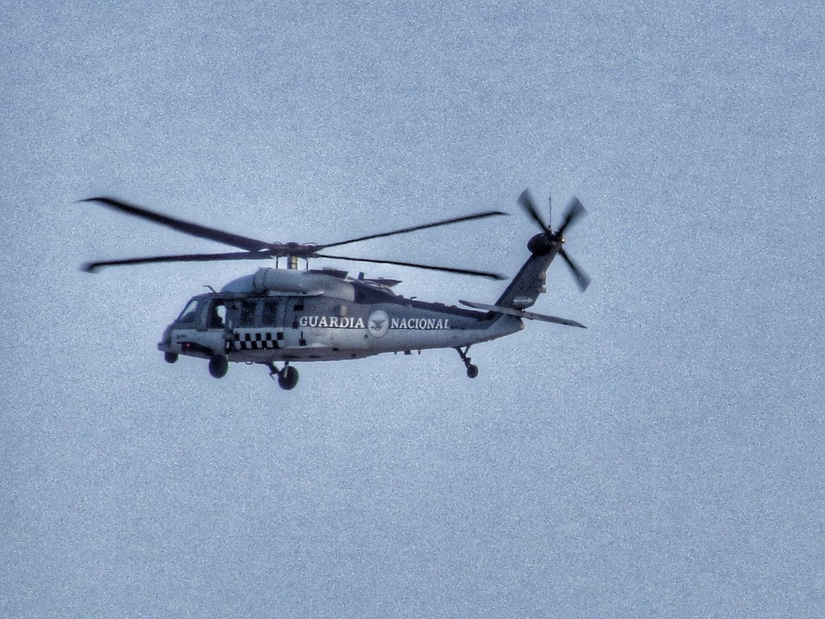 De nada sirven los refuerzos de militares y Guardia Nacional en #Colima los maleantes se pasean por las calles como si nada, jornada violentar este domingo ya van 8 muertos en hechos violentos. Los helicópteros de la GN siguen en el aire colimote  esta noche. Foto de un servidor.