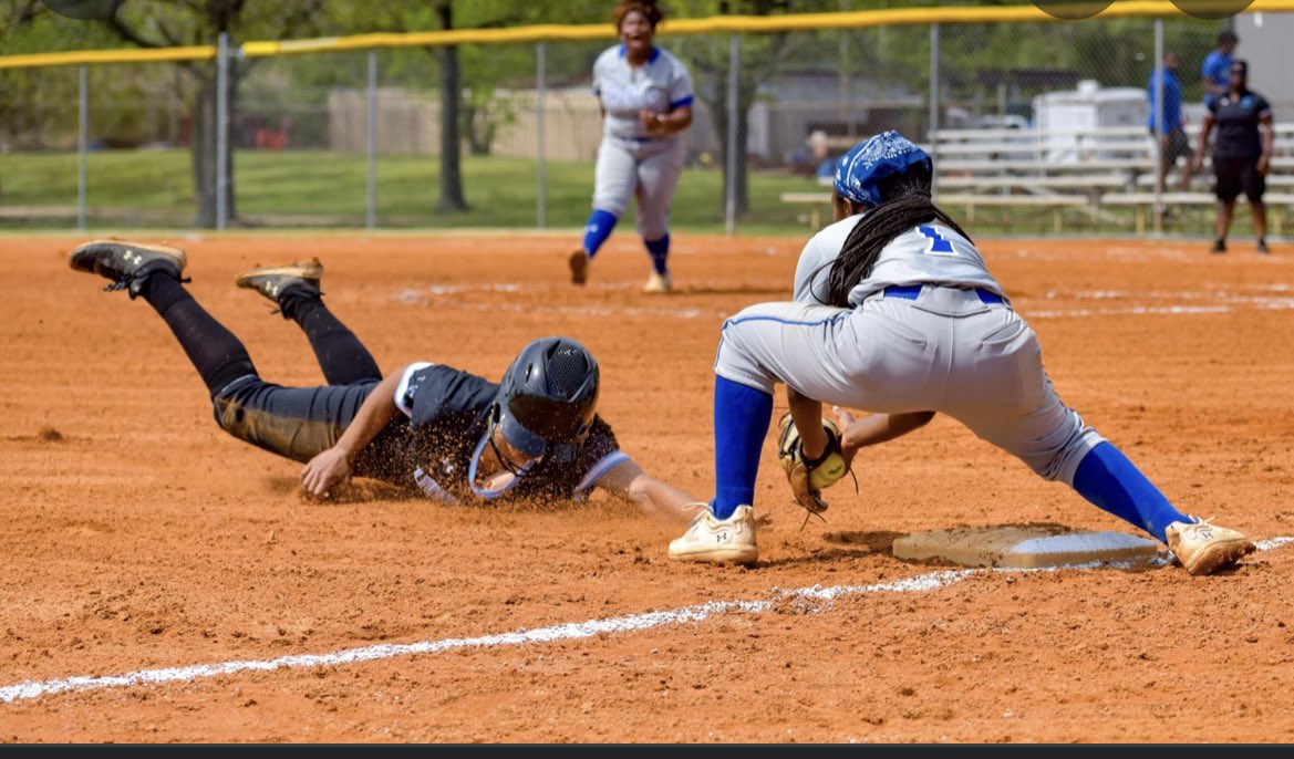 Floyd15K's tweet photo. Honored and Blessed 🙏🏾to receive my first softball offer from Fayetteville State University. Go Broncos!💙🤍🐴 @SouthernPowerS1 @uncfsu @CoachKWalker @FSUBroncos @GWCsports #softball #BroncoPride #blessed #AGTG #Faystate https://t.co/4Tm6FH6aUa