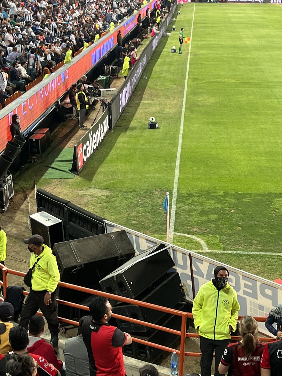 sauriously's tweet photo. Como cuando tu hinchada no pesa y metes un chingo de bocinas al estadio  @Tuzos https://t.co/VORfNeMtkT