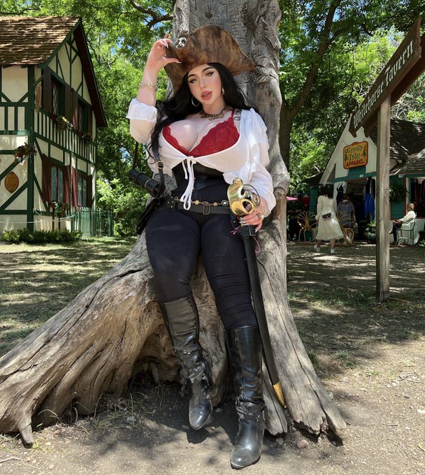 pirate mommy at the renaissance festival today🏴&zwj;☠️🏳️&zwj;🌈 https://t.co/bWE78aakBO<a href="/tag/beemovie"class="tags"><span>#beemovie</span></a>