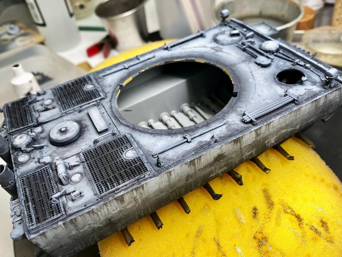 ScalemodelTankn's tweet photo. 事前ウェザリングがやっと終わりました。 この上からメインのホワイトをエアブラシします。 事前ウェザリングが浮き出てくるように充分にコントラストを高めています。つづく。
#TigerIE
#TigerI
#PanzerkampfwagenVI
#TigerlEInitial
#ティガーI極初期
#6号戦車 https://t.co/nGPA4M7O8I