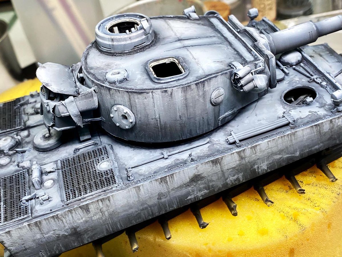 ScalemodelTankn's tweet photo. 事前ウェザリングがやっと終わりました。 この上からメインのホワイトをエアブラシします。 事前ウェザリングが浮き出てくるように充分にコントラストを高めています。つづく。
#TigerIE
#TigerI
#PanzerkampfwagenVI
#TigerlEInitial
#ティガーI極初期
#6号戦車 https://t.co/nGPA4M7O8I