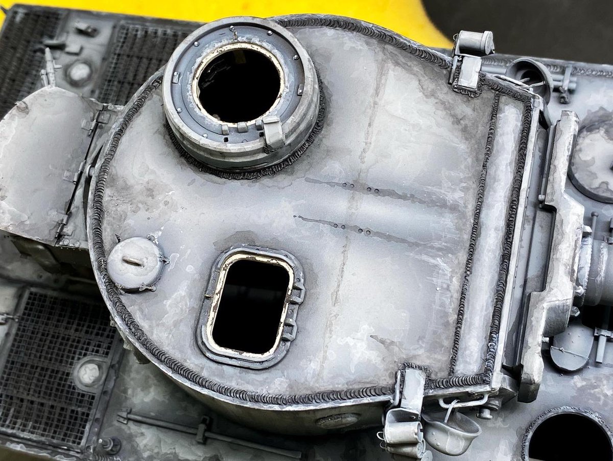 ScalemodelTankn's tweet photo. 事前ウェザリングがやっと終わりました。 この上からメインのホワイトをエアブラシします。 事前ウェザリングが浮き出てくるように充分にコントラストを高めています。つづく。
#TigerIE
#TigerI
#PanzerkampfwagenVI
#TigerlEInitial
#ティガーI極初期
#6号戦車 https://t.co/nGPA4M7O8I