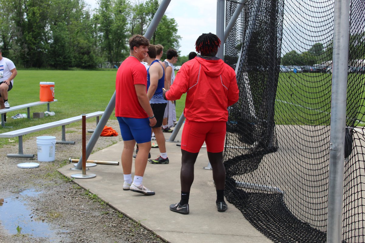 coachtulua's tweet photo. The moment when @ChysBrown busted out in the arm wave in the middle of warm ups. @ashtonnoble_ was either impressed or entertained. Either way, throwers do the funniest things when they're getting focused for warm ups. It was definitely worth the photo opp. lol https://t.co/2vcexG6o9M