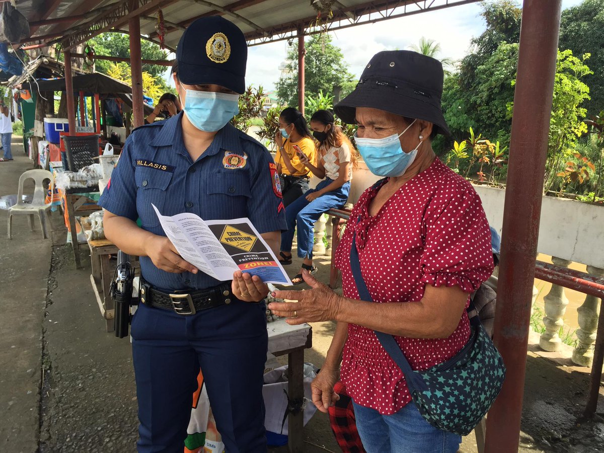 Sigma MPS under the supervision of PLT REYNALDO L LATA, Officer-In-Charge, distributed IEC materials on crime prevention tips to the populace of Barangay Poblacion Sur, Sigma, Capiz.

#PNPPatrolPlan2030
#TeamPNP
#PNPKakampiMo
#WeServeAndProtect
#PulisUmaksyonMabilis