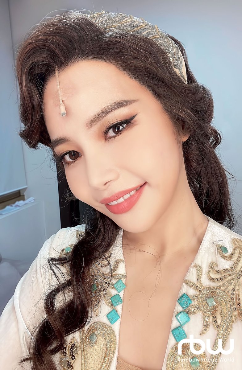 뮤지컬 마타하리의 첫 공연을 무사히 끝낸 솔라,
저희 RBW 도 응원합니다 !
Solar successfully finished her musical debut on Mata Hari!
RBW family sends infinite standing ovations to her!

#RBW #알비더블유
#MAMAMOO #마마무 #Solar #솔라 #마타하리