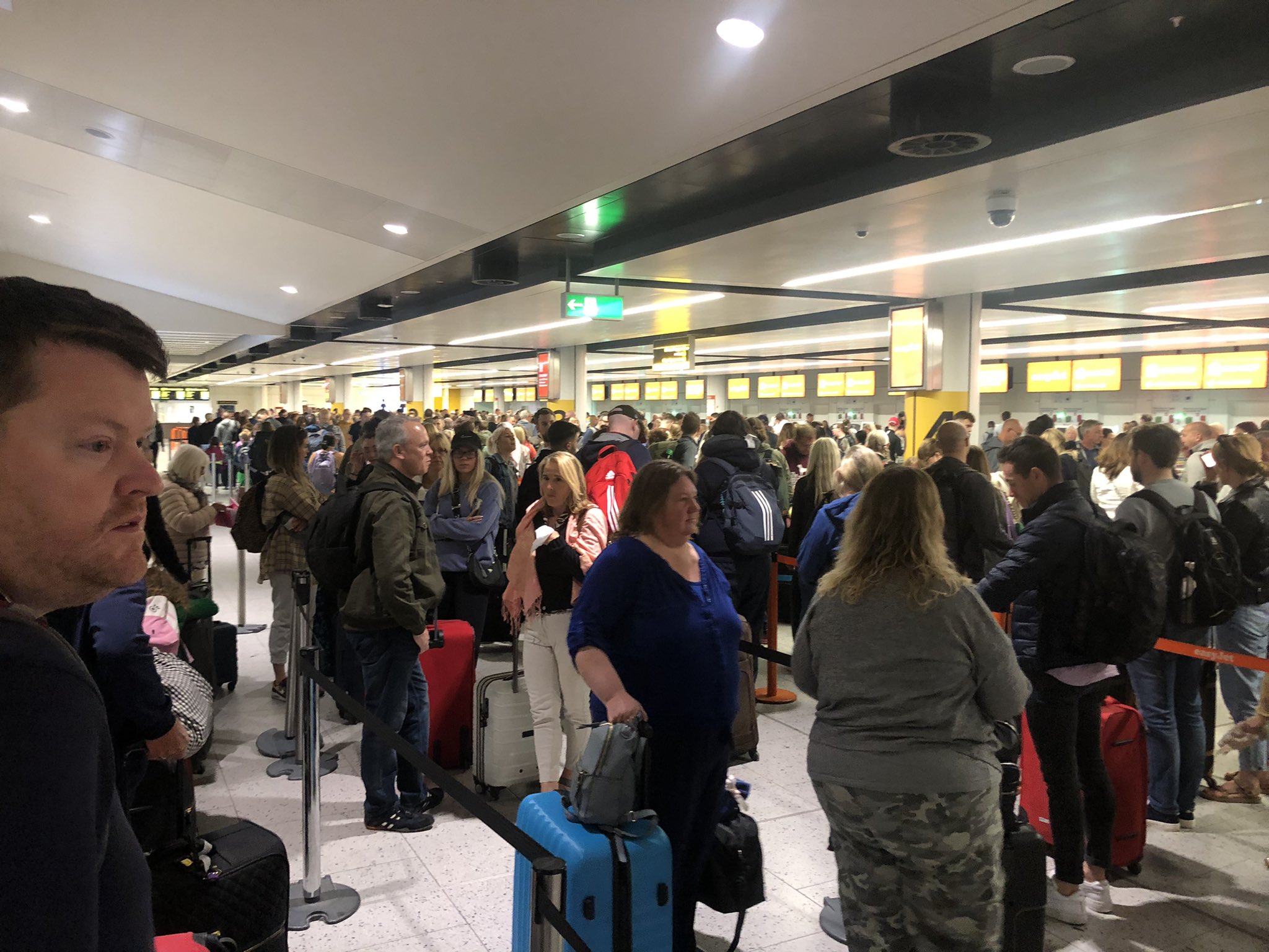 caroline sanders on Twitter "4.15am Gatwick North Terminal EasyJet bag drop 😩😳easyJet 