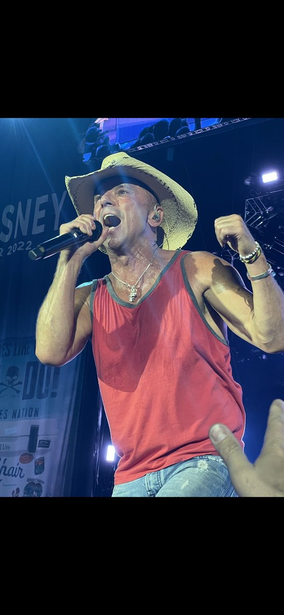 allisonhorton's tweet photo. @kennychesney @NissanStadium @noshoesnation You were amazing as always! https://t.co/V1v3jWSxEY