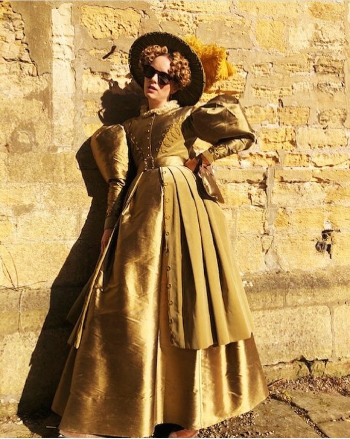 #SophieRundle attacking us today with a golden #AnnWalker under sun 💞 #GentlemanJack2 #GentlemanJack