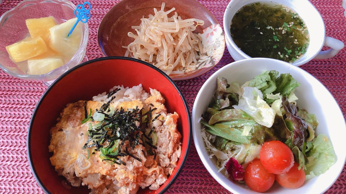 _Nori0178's tweet photo. 劇中に出てきた食べ物はめちゃ食べたくなる🍴
観劇ファンあるある❣️😋
先週からめっちゃ食べたくなってた
カツ丼
昨晩のカツの残りでミニカツ丼作った❣️
ミニかなー。。。笑

🌷ミニカツ丼
🌷サラダ🥗
🌷もやしナムル
🌷あおさスープ
🌷パイン

#Perfectstyle
#時間切れを待ちながら https://t.co/VtxAnZ7EPa