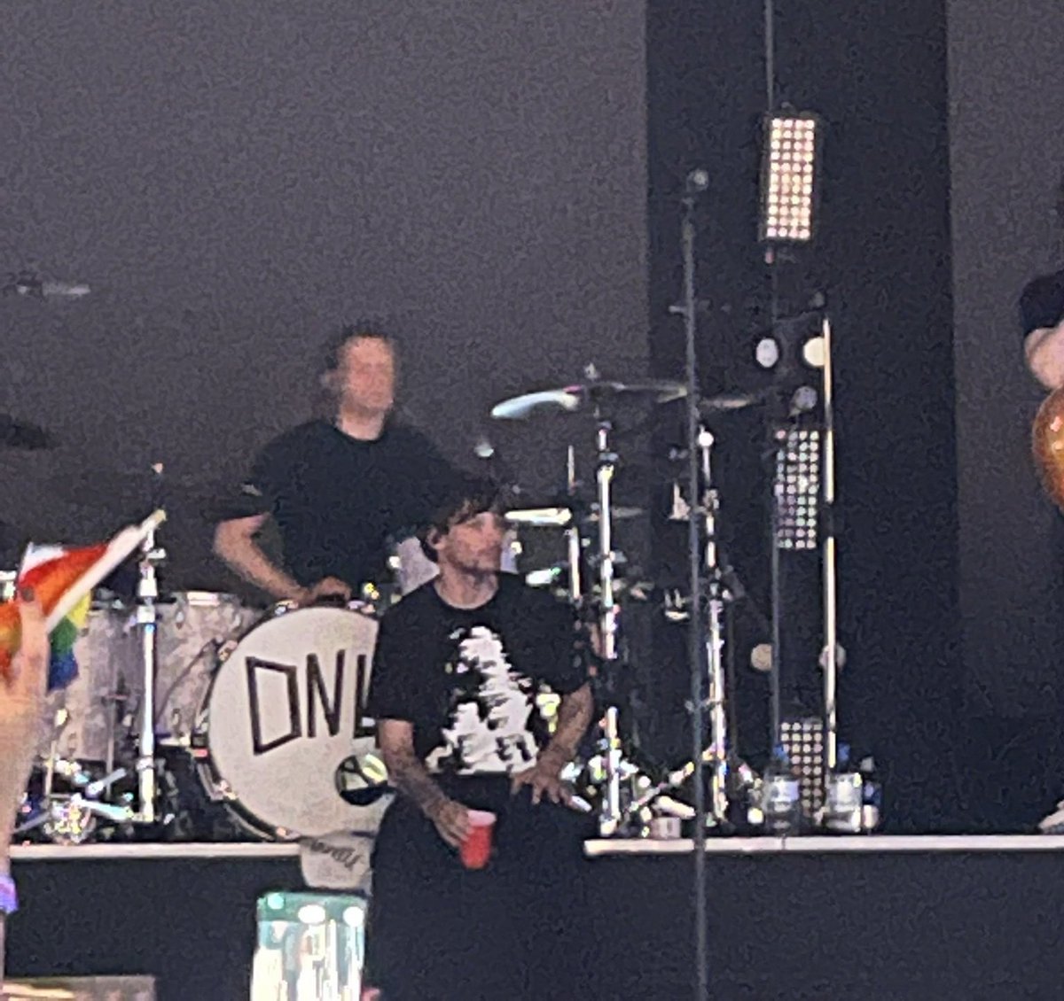 LouisTArgentina's tweet photo. Louis esperando a que los de seguridad le den agua a las fans mientras espera sentado #LTWTSaoPaulo (13) https://t.co/zwWi37nES4