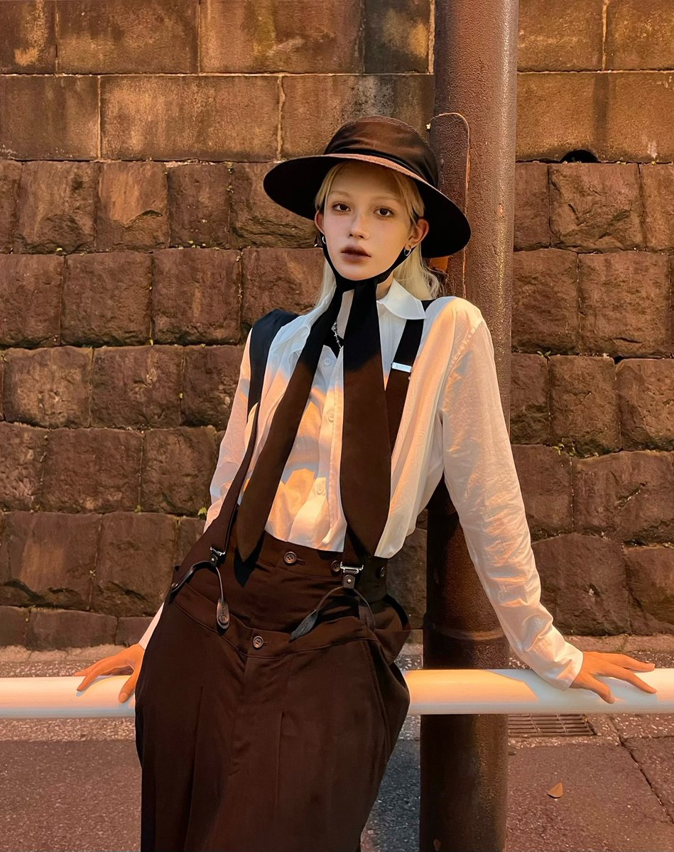 gemmalzr's tweet photo. ootd｜yohjiyamamoto
新ラインのホワイトシャツ🥼に
collectionsのサスペンダー付きダブルスカート👗
🎩帽子はワイズです(二年前に買いました)
#yohjiyamamoto #ys 
#powerofthewhiteshirt
#OOTD https://t.co/GvoUhfX9hm