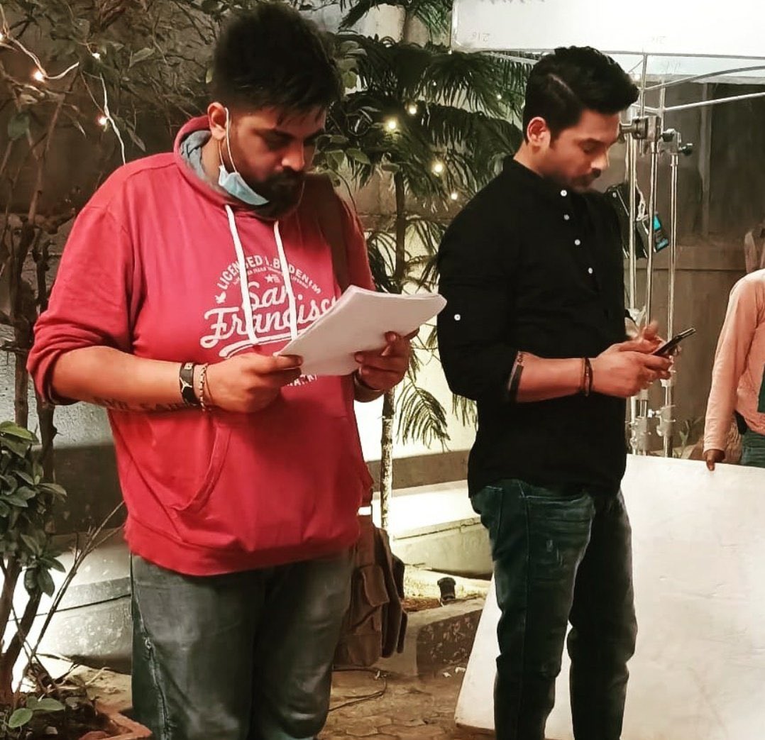 PrakratiKunder's tweet image. Bhai toh phone main hi lagge rehte hai, script main hi padh leta hoon 😏👍🏻