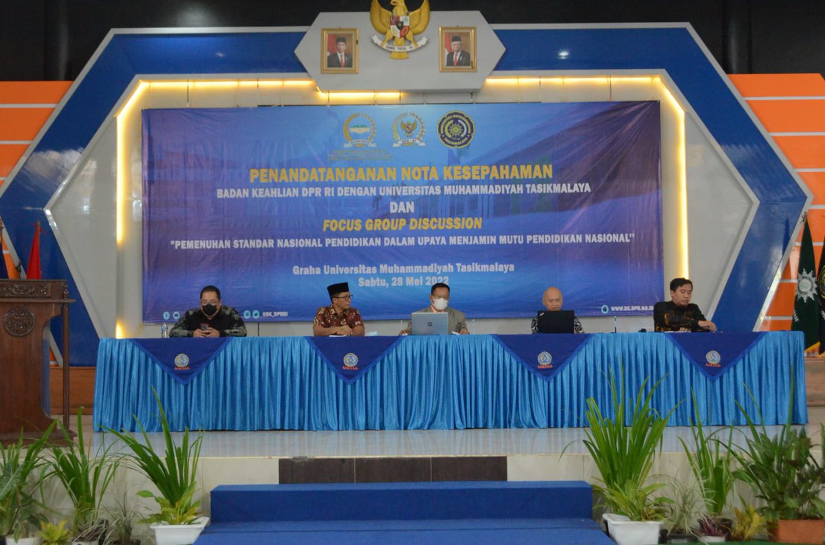DPR_RI's tweet photo. Badan Keahlian Sekretariat Jenderal DPR RI dan Universitas Muhammadiyah Tasikmalaya (UMTAS) melakukan Penandatanganan Nota Kesepahaman (MoU), di Universitas Muhammadiyah Tasikmalaya, Kabupaten Tasikmalaya, Jawa Barat, Sabtu, 28 Mei 2022. #SetjenDPR #BKDPR https://t.co/ePOBgHrh8a