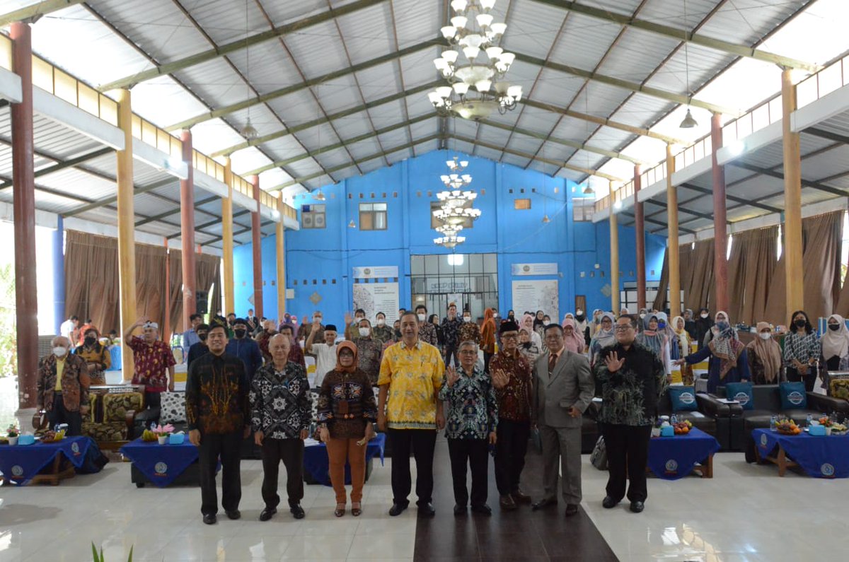 DPR_RI's tweet photo. Badan Keahlian Sekretariat Jenderal DPR RI dan Universitas Muhammadiyah Tasikmalaya (UMTAS) melakukan Penandatanganan Nota Kesepahaman (MoU), di Universitas Muhammadiyah Tasikmalaya, Kabupaten Tasikmalaya, Jawa Barat, Sabtu, 28 Mei 2022. #SetjenDPR #BKDPR https://t.co/ePOBgHrh8a
