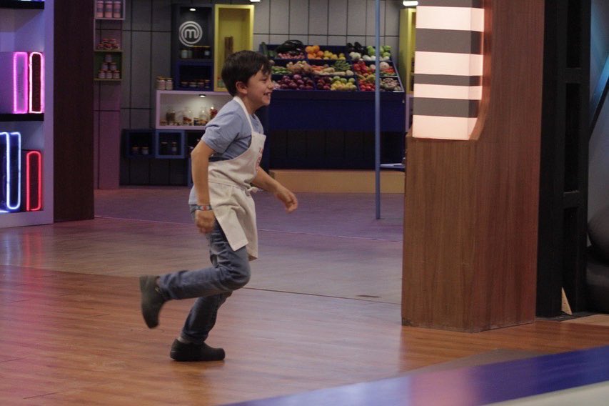 ¡Qué emoción! 😱🎉 𝗫𝗔𝗩𝗜 está en la final… Nunca dudó y luchó por conseguir un lugar en la gran final. 👦🏻 ¡𝗙𝗘𝗟𝗜𝗖𝗜𝗗𝗔𝗗𝗘𝗦! 👏🏻

𝗔𝘇𝘁𝗲𝗰𝗮 𝗨𝗡𝗢 en vivo y 𝗚𝗥𝗔𝗧𝗜𝗦 → bit.ly/MCJrEnVivo
  Te leemos con #SemifinalMasterChefJr 📲