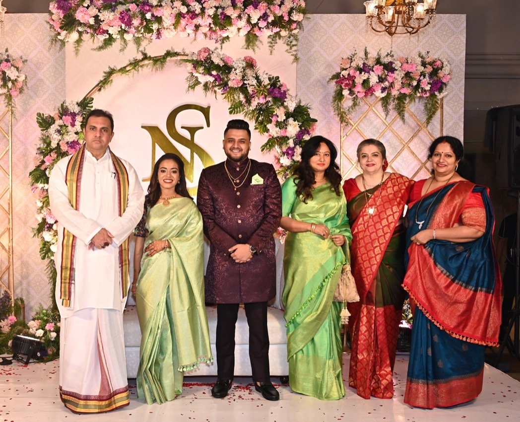 PMadhwaraj's tweet photo. ಪ್ರಸಿದ್ದ ಉದ್ಯಮಿ, ಹಾಂಗ್ಯೋ ಹೋಟೆಲ್ಸ್, ಐಸ್ ಕ್ರೀಮ್ ಮತ್ತು ಶ್ರೀ ಕೃಷ್ಣ ಮಿಲ್ಕ್ ಸಂಸ್ಥೆಯ ಸಂಸ್ಥಾಪಕರಾದ ಶ್ರೀ ಪ್ರದೀಪ್ ��ೈ ಪುತ್ರ ಸಂಕೀರ್ಣ್ ಪೈ ರವರ ವಿವಾಹ ನಿಶ್ಚಿತಾರ್ಥದ ಶುಭ ಕಾರ್ಯಕ್ರಮದಲ್ಲಿ ನನ್ನ ಪತ್ನಿಯೊಂದಿಗೆ ಭಾಗವಹಿಸಿ ಶುಭಹಾರೈಸಿದೆನು.. https://t.co/ASgYIhjds3