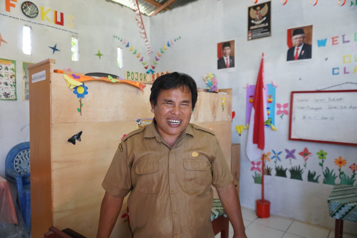 kristian_oka's tweet image. [Disabilitas dan Kemiskinan]

Ini Johanes Disa (45), difabel netra asal Manado. Bergelar sarjana pendidikan luar biasa, dia menjadi guru honorer di satu SLB di Minahasa. Tetapi, setiap sore, dia berdiri di pinggir jalan untuk berjualan tisu sampai hampir tengah malam.

Utas 1/10